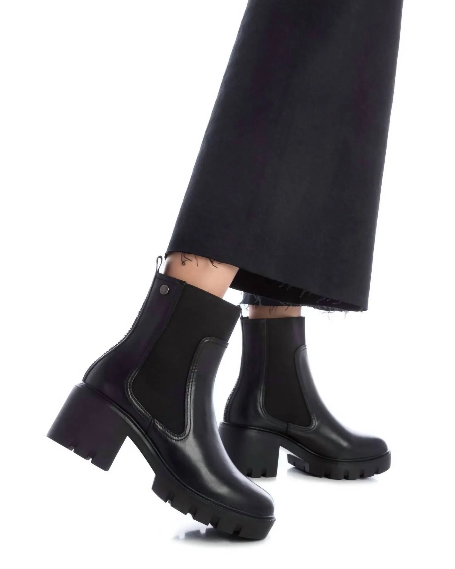 Women's Chelsea Booties In Black