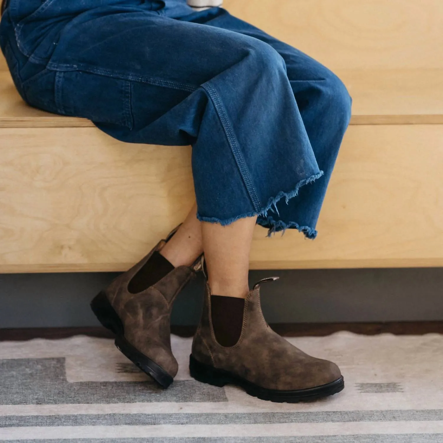 Women's Classic 585 Chelsea Boots In Rustic Brown