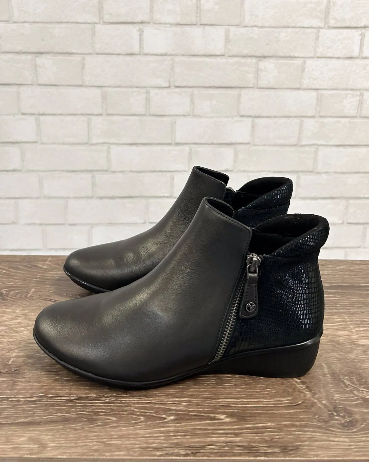 Women's Damascus Bootie In Onyx/black Lizard