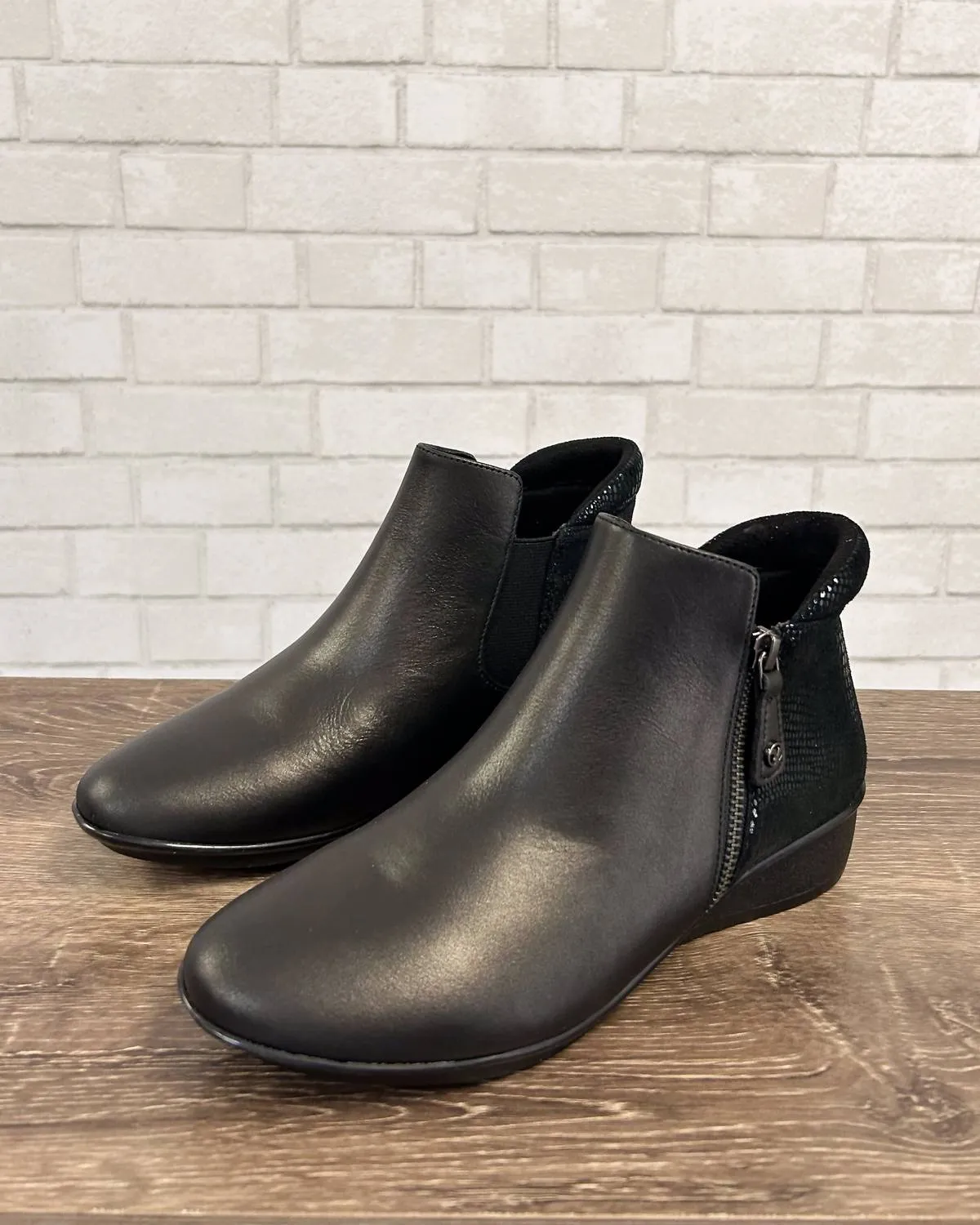 Women's Damascus Bootie In Onyx/black Lizard