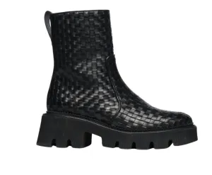 Women's Darla Lug Boot In Black
