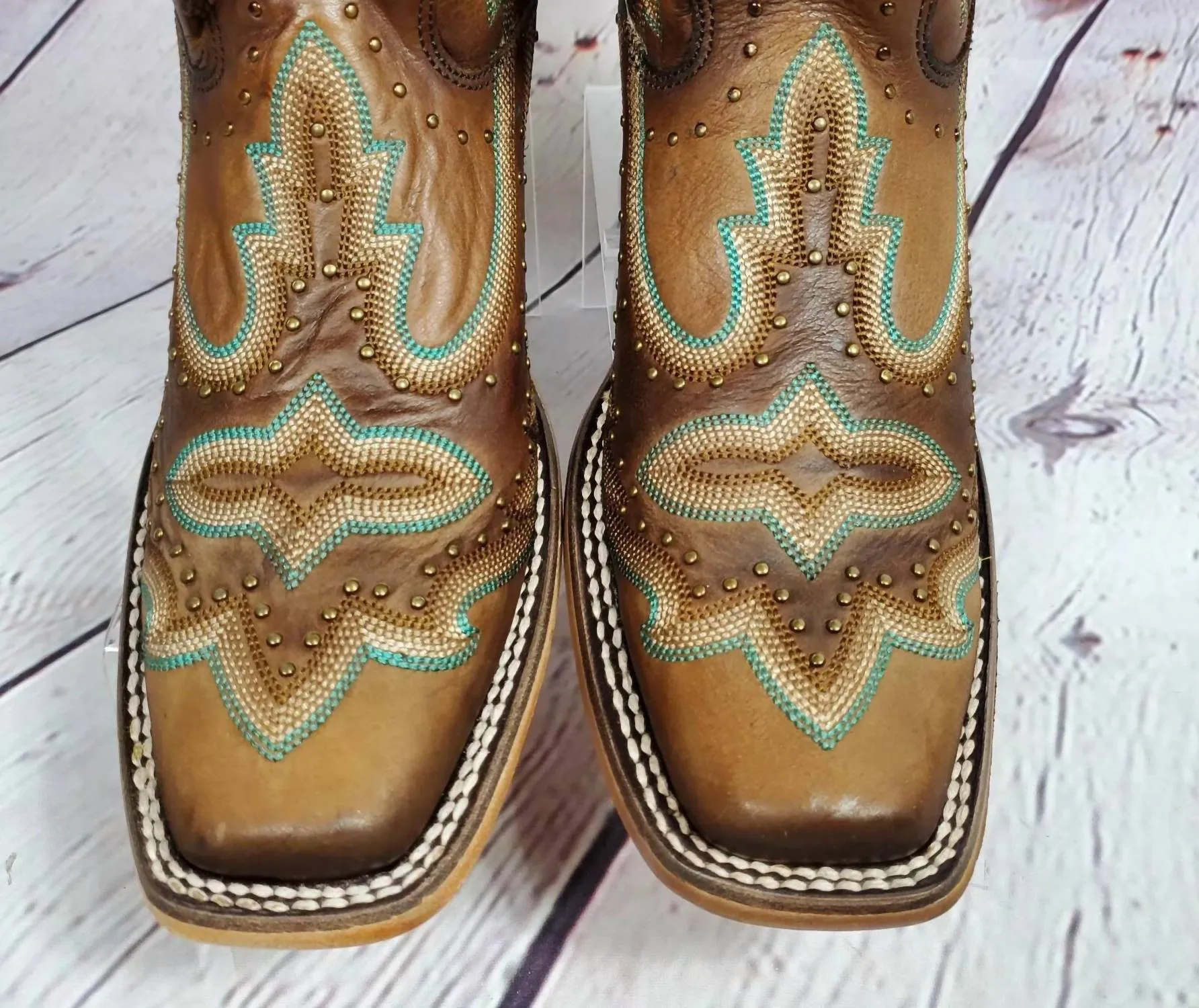 Women's Embroidery Snip Toe Boots In Tan