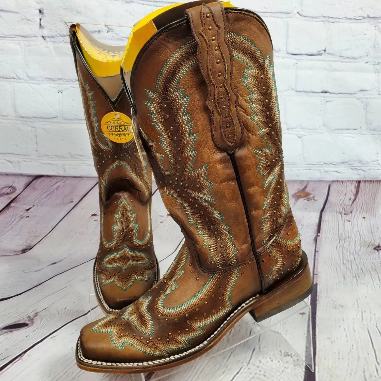 Women's Embroidery Snip Toe Boots In Tan