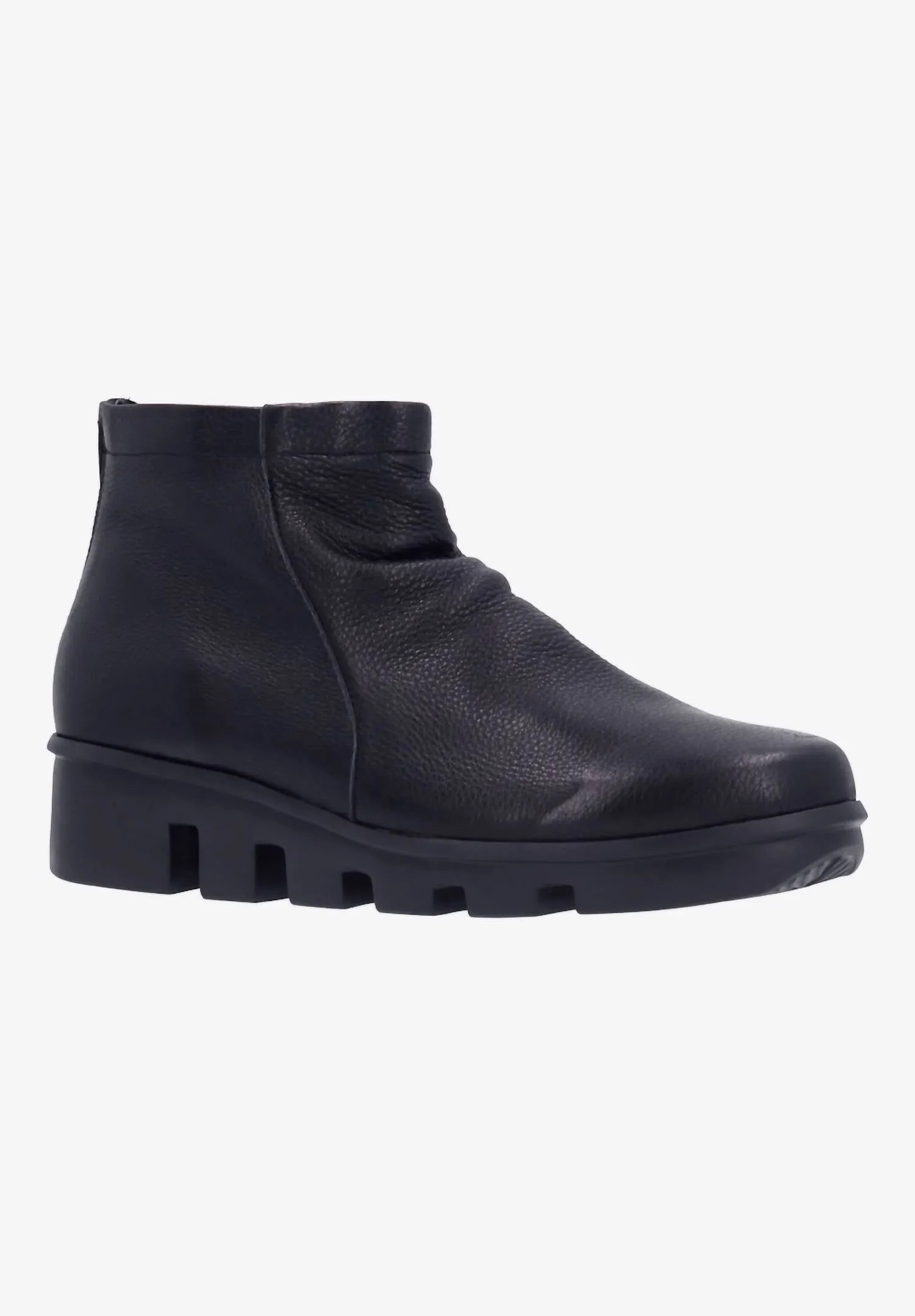 Women's Hadirat Boots In Black Lamba