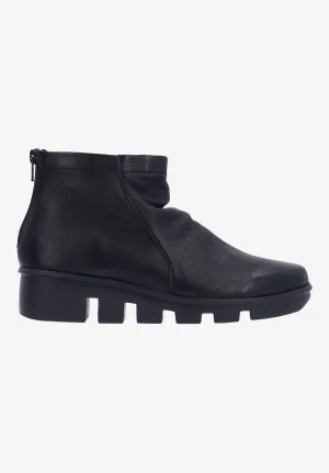 Women's Hadirat Boots In Black Lamba