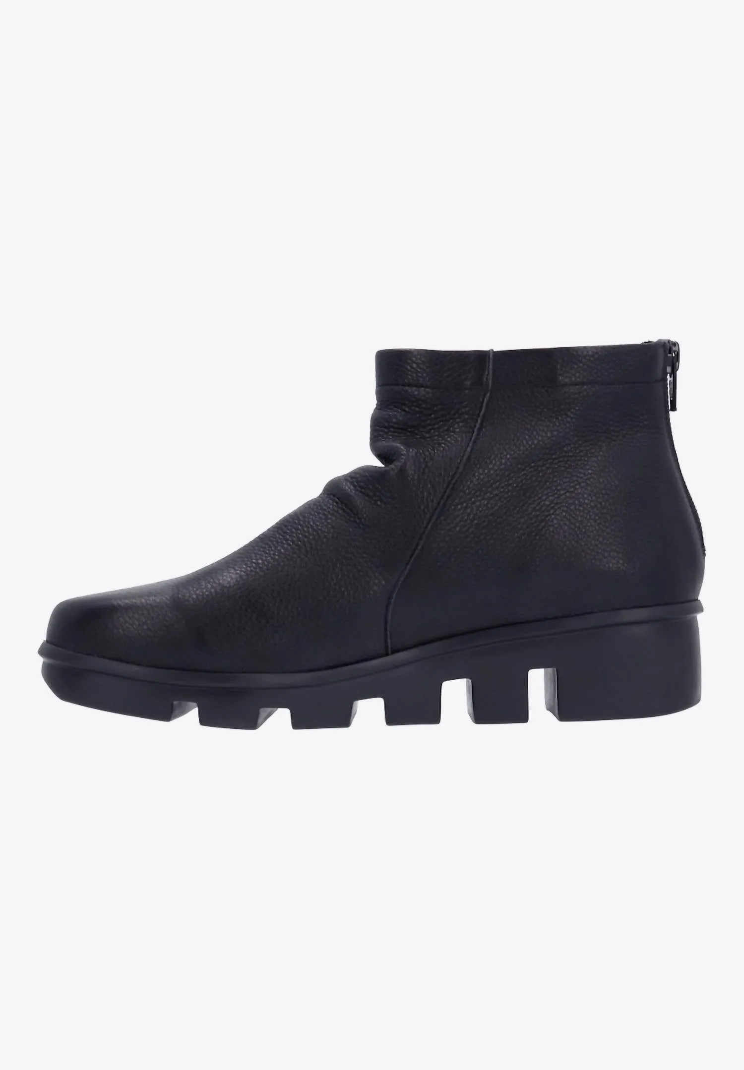 Women's Hadirat Boots In Black Lamba