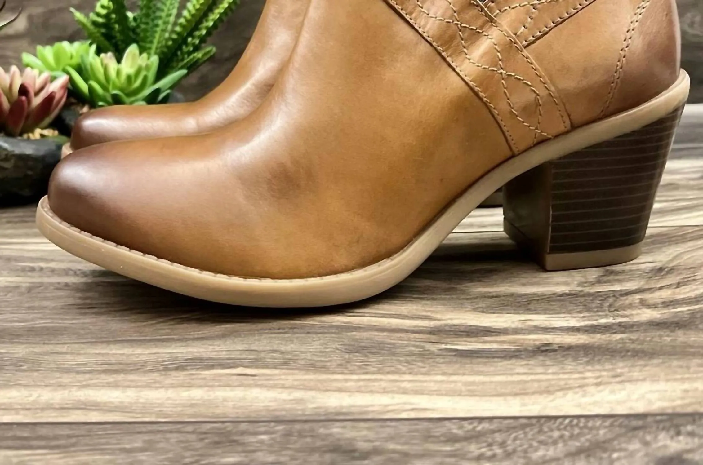 Women's Lina Austin Notched Heeled Low Cut Leather Bootie In Camel