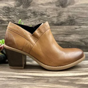 Women's Lina Austin Notched Heeled Low Cut Leather Bootie In Camel