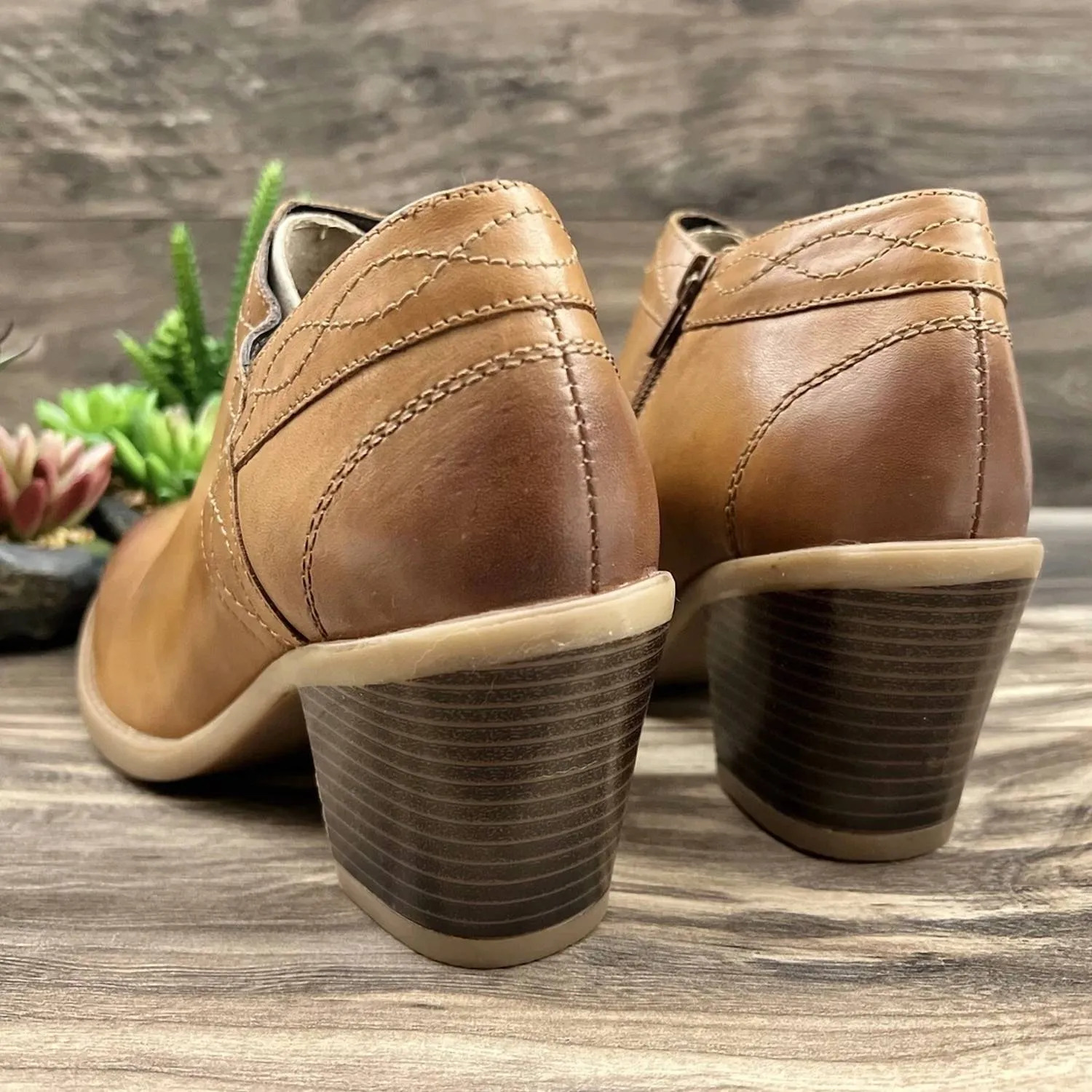 Women's Lina Austin Notched Heeled Low Cut Leather Bootie In Camel