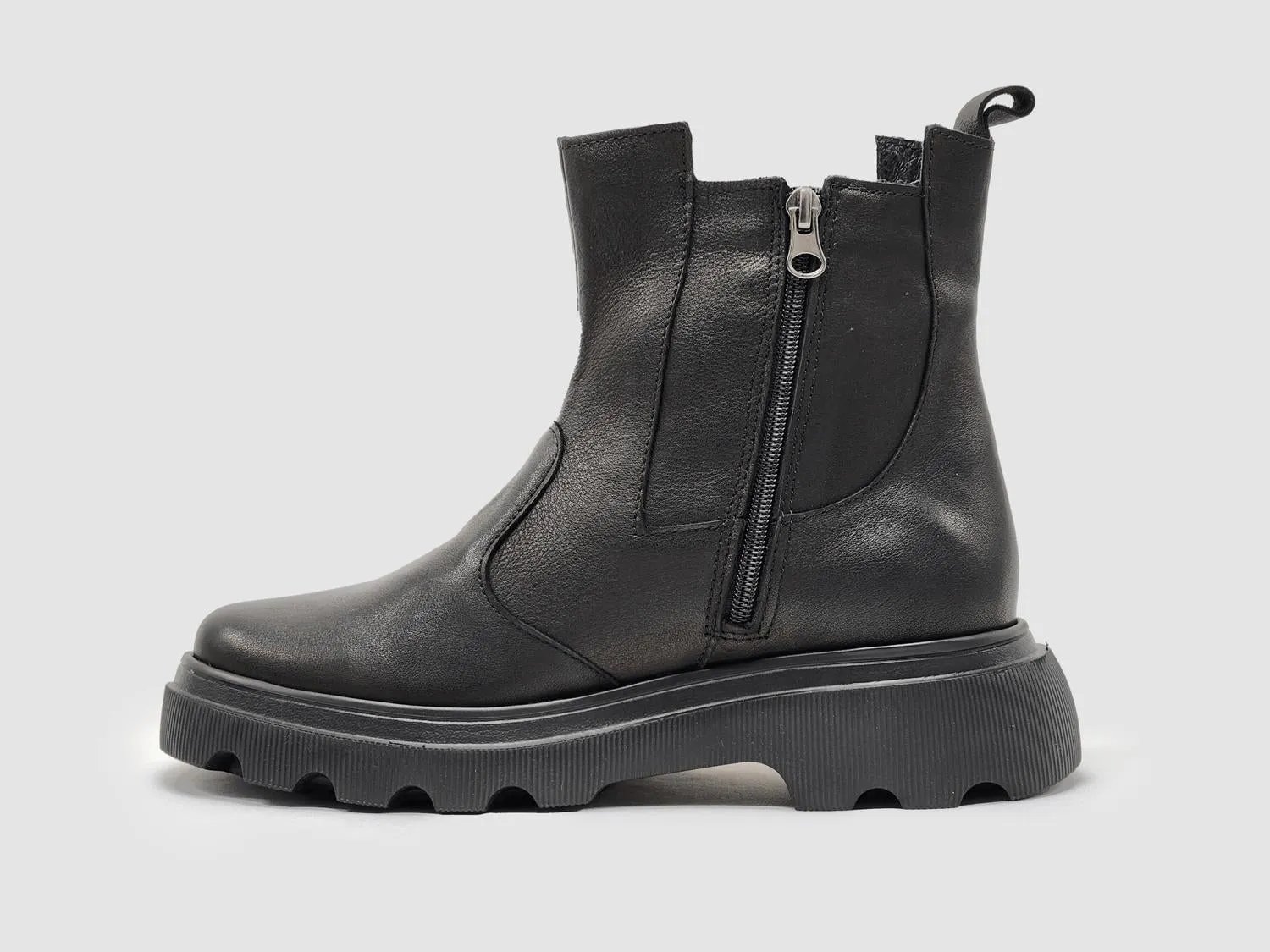 Women's Modern Insulated Zip-Up Chelsea Leather Boots In Black