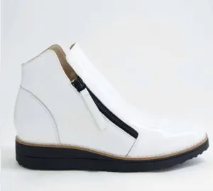 Women's Ohmy Patent Leather Ankle Boots In White/black Sole