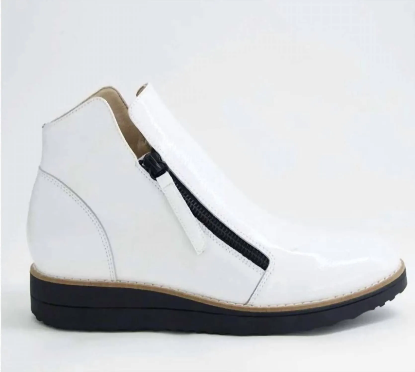 Women's Ohmy Patent Leather Ankle Boots In White/black Sole