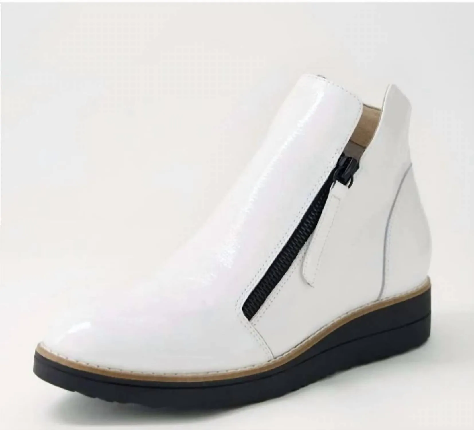 Women's Ohmy Patent Leather Ankle Boots In White/black Sole
